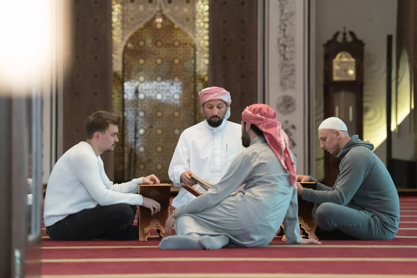 Muslim Orang Masjid Membaca Quran Bersama Sama Konsep Pendidikan Islam — Stok Foto