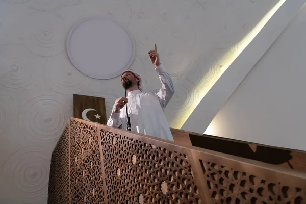 Μουσουλμάνοι Νεαρός Αραβικός Ιμάμης Έχει Ομιλία Την Παρασκευή Απόγευμα Προσευχή — Φωτογραφία Αρχείου