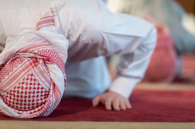 Mescid-i Haram 'da namaz kılan Müslümanlardan bir gurup.