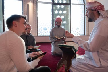 Camide Müslümanlar birlikte Kuran okuyorlar. İslam eğitimi kavramı ve kutsal kitap kuran okulu.