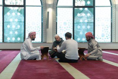 Camide Müslümanlar birlikte Kuran okuyorlar. İslam eğitimi kavramı ve kutsal kitap kuran okulu.