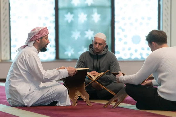 Musulmans Dans Mosquée Lecture Coran Ensemble Concept Éducation Islamique École — Photo