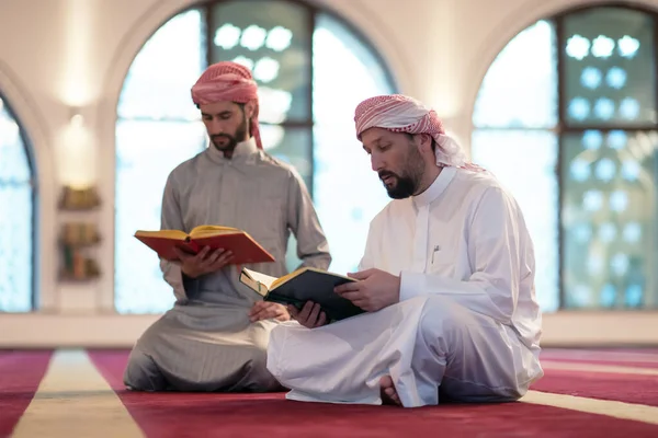 Dua Muslim Masyarakat Masjid Membaca Quran Bersama Sama Konsep Pendidikan — Stok Foto