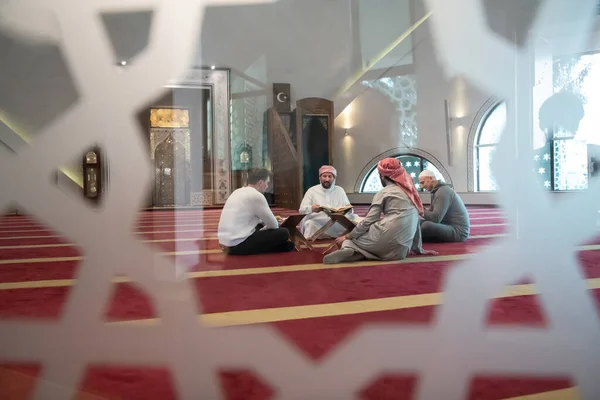 Pessoas Muçulmanas Leitura Mesquita Alcorão Juntos Conceito Educação Islâmica Escola — Fotografia de Stock