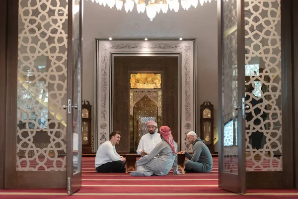 Pessoas Muçulmanas Leitura Mesquita Alcorão Juntos Conceito Educação Islâmica Escola — Fotografia de Stock