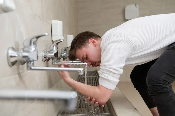 Musulman Prend Ablution Pour Prière Rite Religieux Islamique Cérémonie Nettoyage — Photo