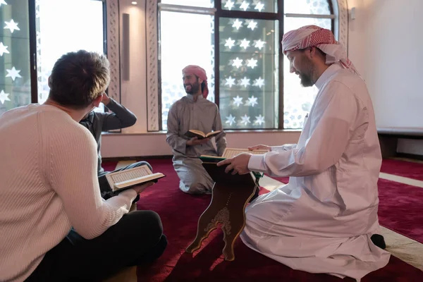 Μουσουλμάνοι Άνθρωποι Στο Τζαμί Ανάγνωση Quran Μαζί Έννοια Της Ισλαμικής — Φωτογραφία Αρχείου