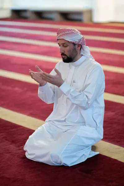 Muçulmano Com Braços Levantados Executa Pratica Oração Islâmica Unura Mesquita — Fotografia de Stock