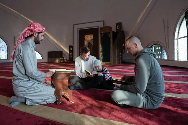 Мусульмани Мечеті Читають Куран Разом Концепцію Ісламської Освіти Школу Голлівудської — стокове фото