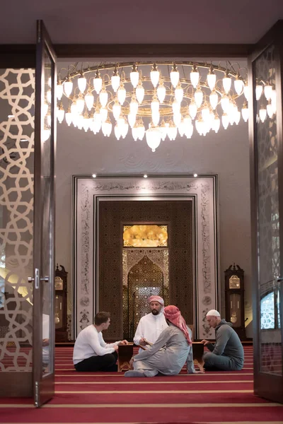 Мусульмане Мечети Читают Куран Вместе Концепцию Исламского Образования Школу Священной — стоковое фото