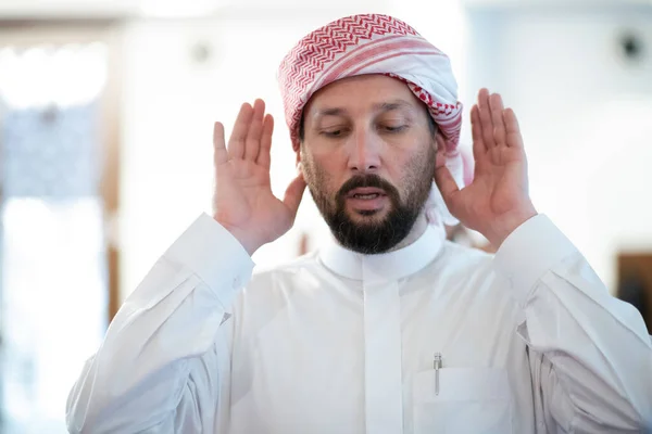 Ένας Μουσουλμάνος Αρχίζει Προσεύχεται Υψώνοντας Χέρια Του Στον Αέρα — Φωτογραφία Αρχείου