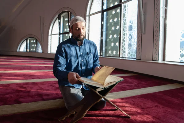 Homem Muçulmano Orando Alá Sozinho Dentro Mesquita Lendo Islâmico Holly — Fotografia de Stock