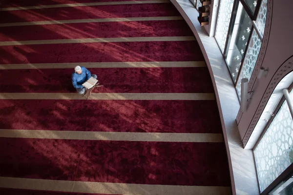 Μουσουλμάνος Άνθρωπος Προσεύχεται Αλλάχ Μόνος Μέσα Στο Τζαμί Και Την — Φωτογραφία Αρχείου