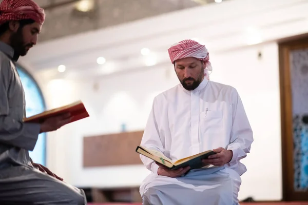 Duas Pessoas Muçulmanas Leitura Mesquita Quran Juntos Conceito Educação Islâmica — Fotografia de Stock