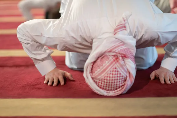 Muzułmanin Wykonuje Namaz Człowiek Wykonujący Sajdah Namaz — Zdjęcie stockowe