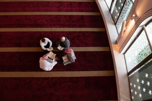 Vista Superior Pessoas Muçulmanas Mesquita Leitura Alcorão Juntos Conceito Educação — Fotografia de Stock