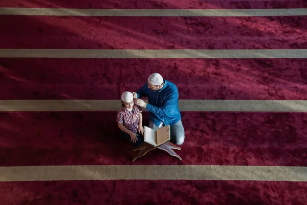 Muslim Oração Pai Filho Mesquita Orando Lendo Holly Livro Alcorão — Fotografia de Stock