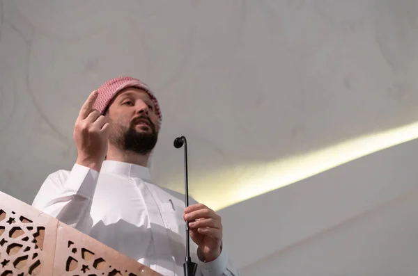 Muçulmanos Jovem Arábico Imam Tem Discurso Sexta Feira Tarde Oração — Fotografia de Stock