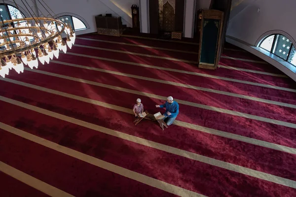 Muslim Oração Pai Filho Mesquita Orando Lendo Holly Livro Alcorão — Fotografia de Stock