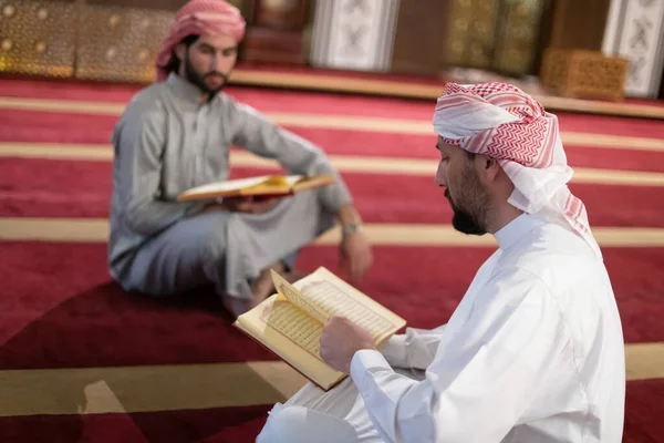 Dos Personas Musulmanas Mezquita Lectura Quran Juntos Concepto Educación Islámica —  Fotos de Stock