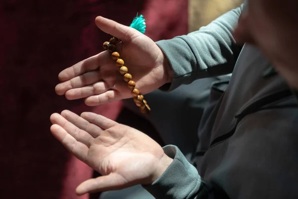 Muçulmano Com Braços Levantados Executa Pratica Oração Islâmica Unura Mesquita — Fotografia de Stock