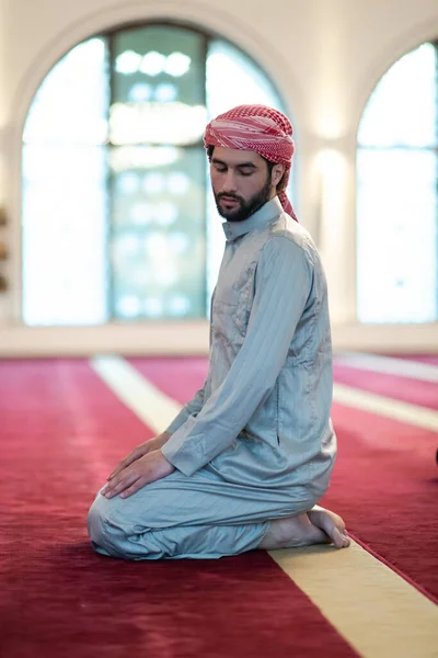 Muçulmano Termina Uma Oração Virando Cabeça Para Lado — Fotografia de Stock