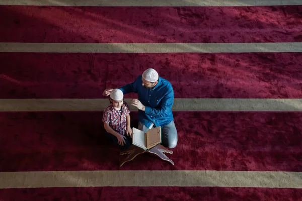 Muslim Oração Pai Filho Mesquita Orando Lendo Holly Livro Alcorão — Fotografia de Stock