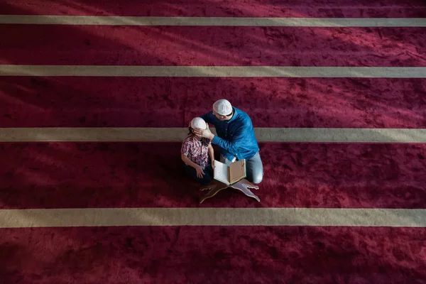 Muslim Oração Pai Filho Mesquita Orando Lendo Holly Livro Alcorão — Fotografia de Stock