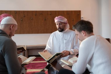 Camide Müslümanlar birlikte Kuran okuyorlar. İslam eğitimi kavramı ve kutsal kitap kuran okulu.