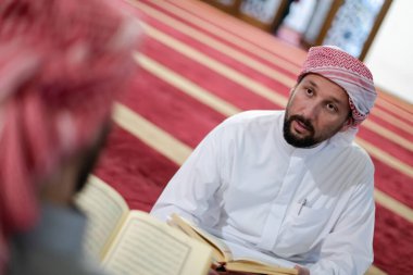 Camideki iki Müslüman, Kuran 'ı birlikte okuyorlar. İslam eğitimi kavramı ve kutsal kitap kuran okulu.