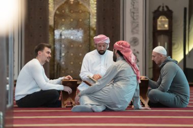 Camide Müslümanlar birlikte Kuran okuyorlar. İslam eğitimi kavramı ve kutsal kitap kuran okulu.