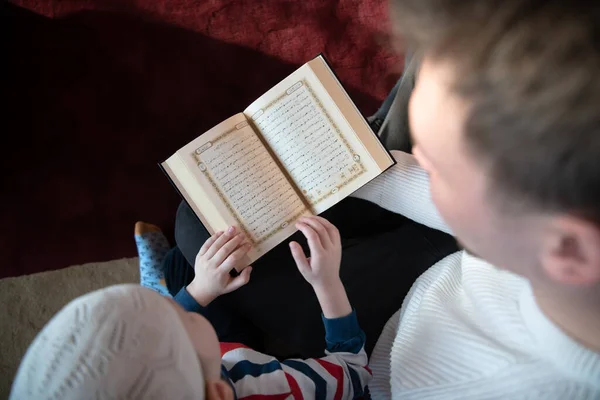 Oração Muçulmana Pai Filho Mesquita Orando Lendo Livro Holly Alcorão — Fotografia de Stock