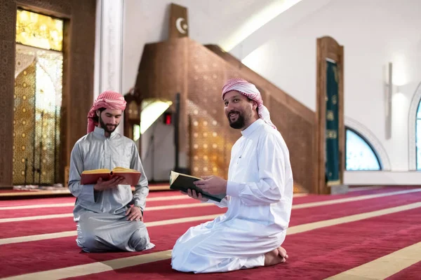 Camideki Iki Müslüman Kuran Birlikte Okuyorlar Slam Eğitimi Kavramı Kutsal — Stok fotoğraf