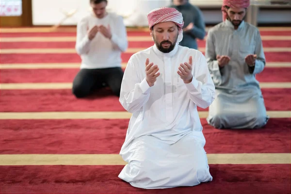 Grupo Pessoas Muçulmanas Orando Namaz Mesquita — Fotografia de Stock