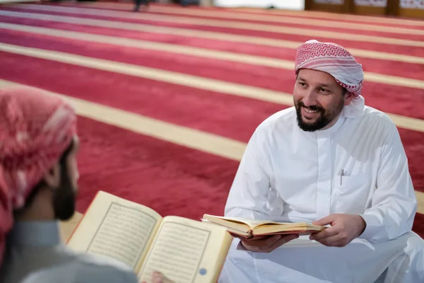 Twee Moslim Mensen Moskee Lezen Koran Samen Concept Van Islamitisch — Stockfoto