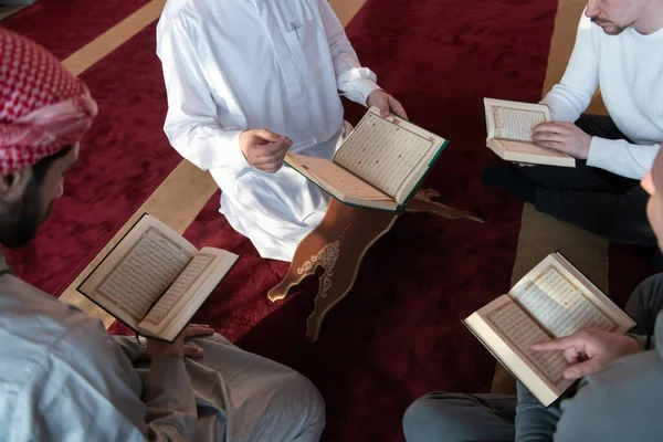 Górny Widok Muzułmanów Meczecie Czytanie Koran Razem Koncepcja Islamskiej Edukacji — Zdjęcie stockowe