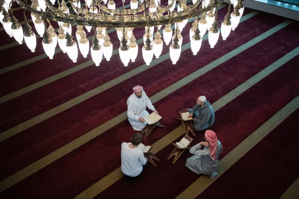 Κορυφή Άποψη Των Μουσουλμάνων Άνθρωποι Στο Τζαμί Ανάγνωση Quran Μαζί — Φωτογραφία Αρχείου