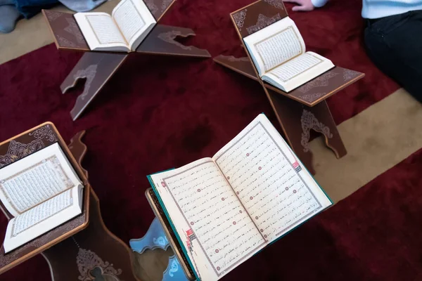 Libro Sagrado Del Corán Estrado —  Fotos de Stock