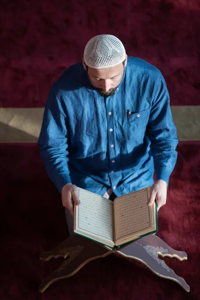 Homem Muçulmano Orando Alá Sozinho Dentro Mesquita Lendo Livro Holly — Fotografia de Stock
