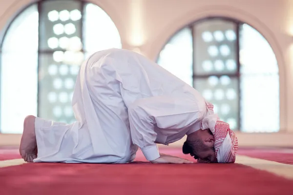 Musulmano Esegue Namaz Uomo Che Esegue Sajdah Namaz — Foto Stock