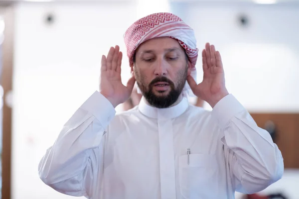 Egy Muszlim Imádkozni Kezd Felemelve Kezét Levegőben — Stock Fotó