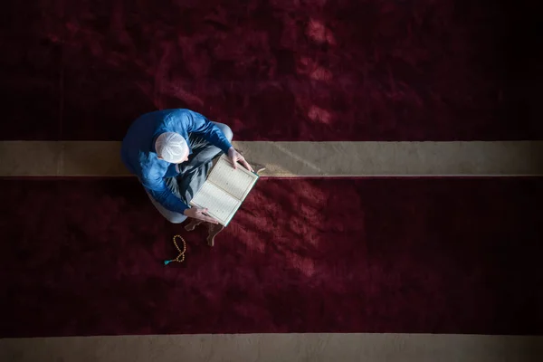 Homem Muçulmano Orando Alá Sozinho Dentro Mesquita Lendo Livro Holly — Fotografia de Stock