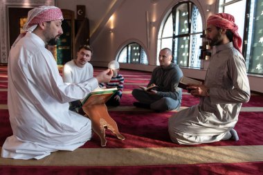 Camide Müslümanlar birlikte Kuran okuyorlar. İslam eğitimi kavramı ve kutsal kitap kuran okulu.