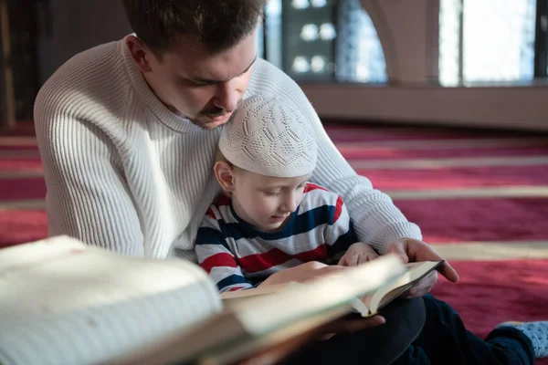 Мусульманський Батько Син Мечеті Молячись Читаючи Голлівудську Книгу Куран Разом — стокове фото