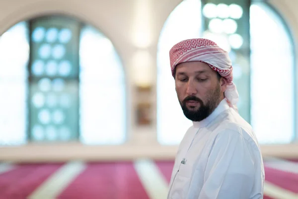 Musulmán Termina Una Oración Girando Cabeza Hacia Lado —  Fotos de Stock