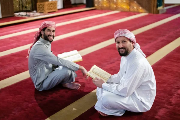 Twee Moslim Mensen Moskee Lezen Koran Samen Concept Van Islamitisch — Stockfoto