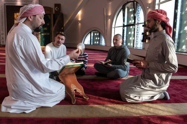 Camide Müslümanlar Birlikte Kuran Okuyorlar Slam Eğitimi Kavramı Kutsal Kitap — Stok fotoğraf