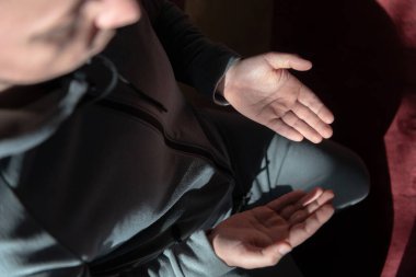 Kolları havada bir Müslüman camiinin unurasının İslami duasını icra eder ve uygular..