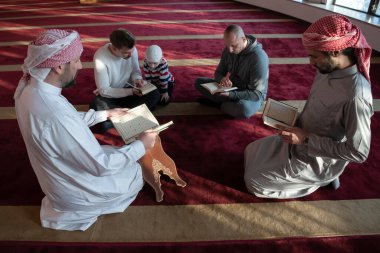 Camide Müslümanlar birlikte Kuran okuyorlar. İslam eğitimi kavramı ve kutsal kitap kuran okulu.