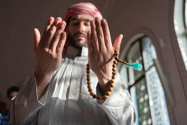 Muçulmano Com Braços Levantados Executa Pratica Oração Islâmica Unura Mesquita — Fotografia de Stock